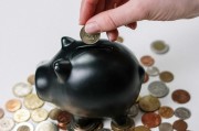 如何理解倫敦黃金實物價值的波動？這種波動如何反映市場需求？