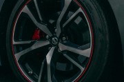 如何正確操作右駕車輛？這種操作在不同路況下的技巧有何差異？
