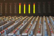 掌握音樂混音插件的使用技巧，如何在有限預算下尋找優質資源，用實例探索音樂混音插件的實用技巧與預算敏感型音樂愛好者之間的對決