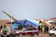 阿塞拜疆航空一架客機在哈薩克斯坦墜毀 乘機人數修正為69人