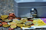 如何分析黃金基金ETF持倉報告并指導投資決策？這種報告的局限性是什么？
