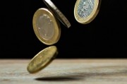 如何理解紙黃金與期貨的區別？這些區別如何影響投資策略？
