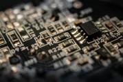 AMD預計AI芯片出口管制可能產生高達8億美元費用