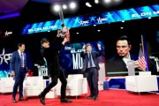 阿根廷總統(tǒng)米萊贈送馬斯克電鋸：對付官僚主義就用它！