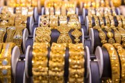 金價回調，部分品牌金飾價格跟跌！上車還是離場？