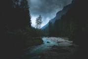 夢(mèng)中的雨滴，家中的漏雨之夢(mèng)，夢(mèng)雨滴與家之漏雨之夢(mèng)