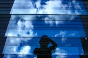 SEO優化，簡稱SEO，是通過優化網站內容、結構和外部鏈接等手段來提升搜索引擎排名的一種技術。它可以幫助網站在搜索結果中獲得更高的曝光度，從而吸引更多的流量。，SEO優化，提高網站搜索引擎排名的策略
