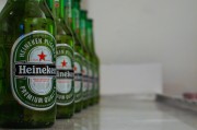 飛天茅臺散瓶跌破2300還沒止跌，原箱2365元，茅臺先穩股價超30億元首次回購