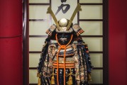 鎧甲勇士，自由戰神是一款由日本萬代南夢宮公司研發并發行的動作冒險類手游。在游戲中，玩家將扮演鎧甲勇士，在多元化的關卡中擊敗各種強大的敵人，并收集和培養角色的裝備、技能等元素，提升自己的戰斗力。，鎧甲勇士，自由戰神