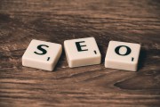 SEO優化的網站對提高網站排名、吸引更多流量具有重要作用。SEO是指搜索引擎優化，它主要包括網頁優化、外部鏈接建設、用戶體驗優化等多方面。，網絡營銷，如何進行有效的SEO優化以提升網站排名和流量