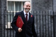 英國商業大臣承認預算案或阻企業招聘 穆迪稱增加舉債令財政前景堪憂