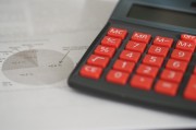 鉑金和黃金的投資表現差異如何影響投資決策？這種差異對投資者有何啟示？