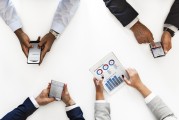 白銀調期費的作用是什么？這種費用對市場參與者有何影響？