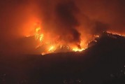 上萬座建筑被燒，經濟損失超萬億！美國加州山火持續肆虐，拜登發聲，小特朗普炮轟