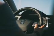 如何安全拆卸邁銳寶車型的手套箱？這種拆卸對(duì)車輛內(nèi)部安全有何影響？