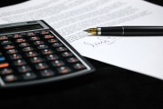 如何處理期貨合約到期的問題？這些處理方法有什么風險？