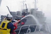 日本海上自衛隊幕僚長稱起火船艇或將沉沒 仍有1人下落不明
