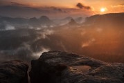 免費下載恐龍游戲，你的冒險旅程從此開始，發(fā)掘失落的王國，海量恐龍游戲等待你下載！
