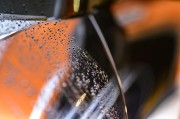 如何去除汽車玻璃油膜？這種清潔方法對視線清晰度有何影響？
