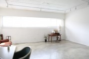 如何進行墻紙貼飾以美化居住空間？這種裝飾技巧對家居風格有何影響？