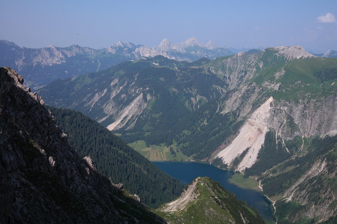 夢(mèng)魘之境——山體滑坡的驚懼與思考，山體滑坡的驚懼與思考，夢(mèng)魘之境的挑戰(zhàn)