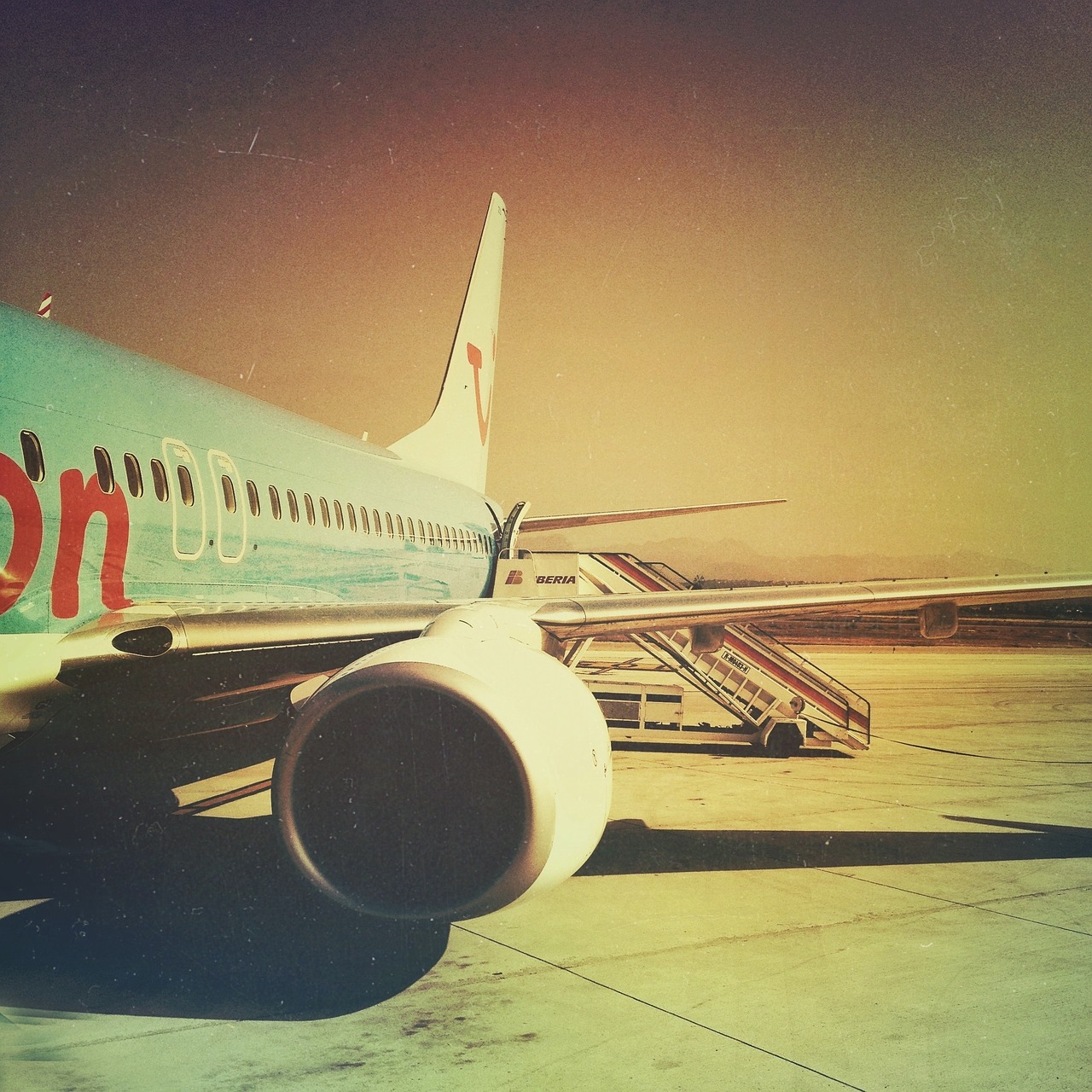 夢(mèng)中的低飛之夢(mèng)——一架飛機(jī)的低空之旅