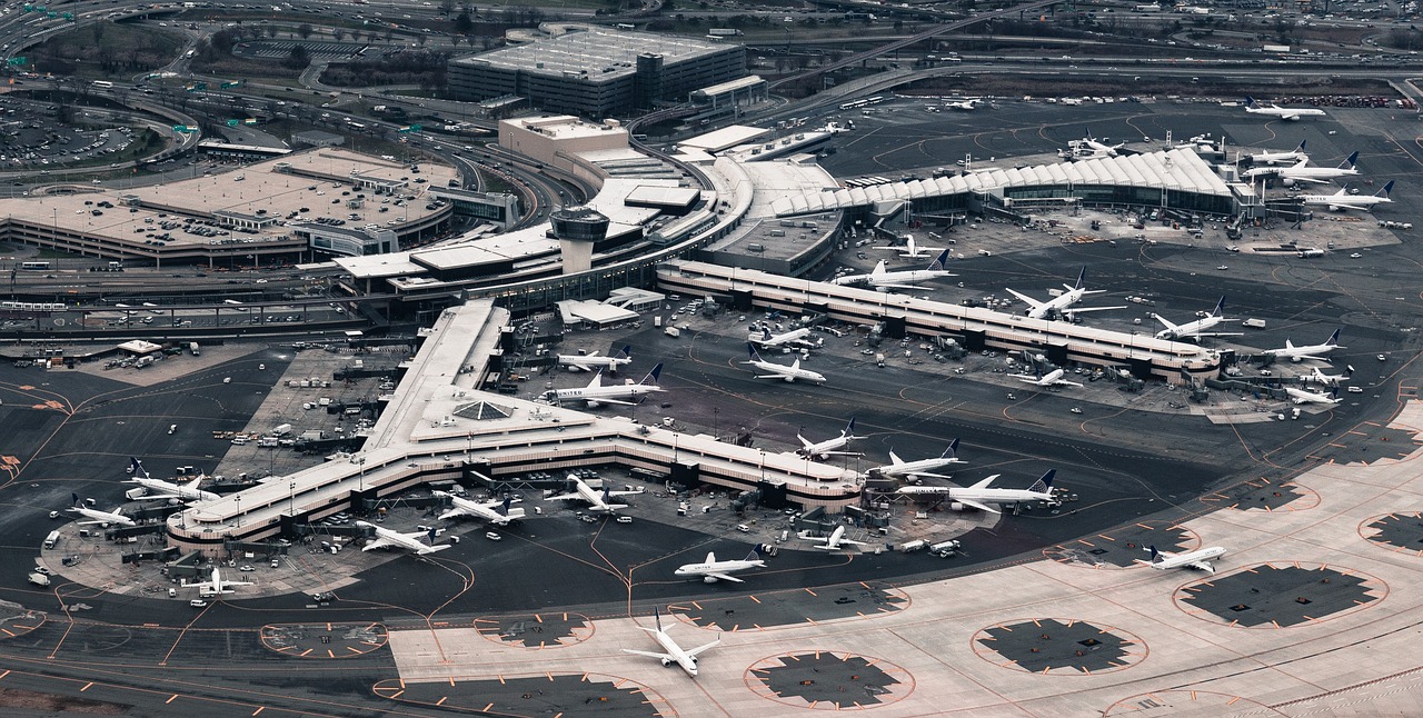 航空股集體反彈 中國(guó)國(guó)航、南方航空雙雙漲近6%