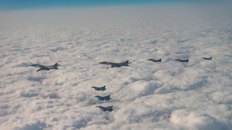 韓美日舉行聯合空中演習 美B-1B戰略轟炸機參演