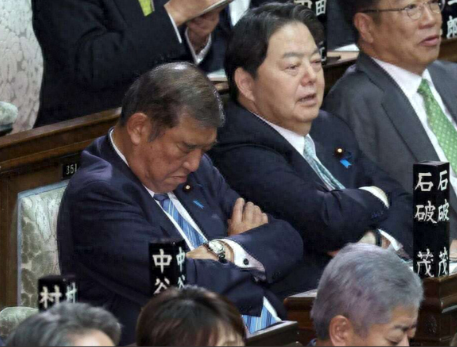 日本政府回應石破茂選舉時“打瞌睡”，有網民不買賬：這是在瀆職