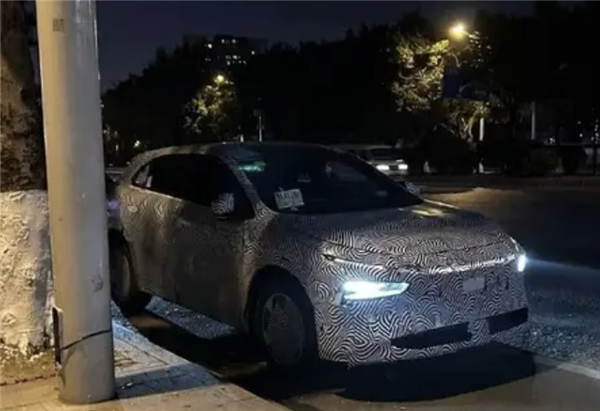 P7+同款設計風格：小鵬全新SUV偽裝實車圖曝光