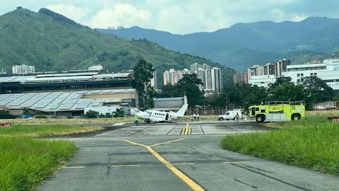 哥倫比亞一小型飛機緊急降落 機場航站樓關閉