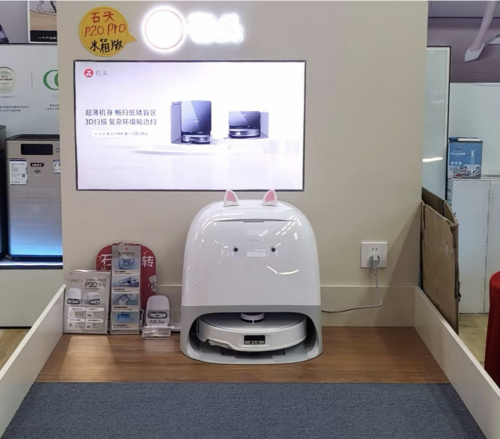 年輕人追捧“電子年貨”！掃地機器人熱銷，科技感與煙火氣交融｜新春走基層