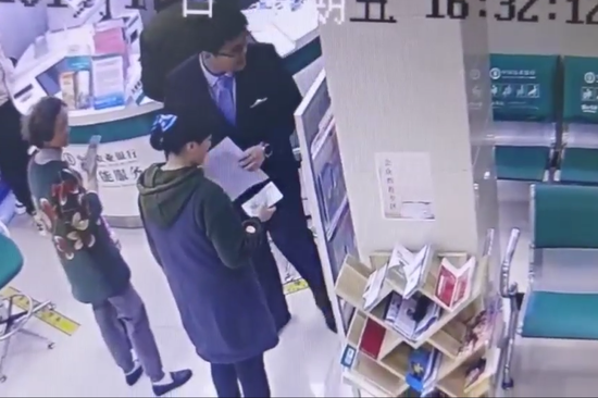 讓農行員工不下班也要等的人，究竟是……