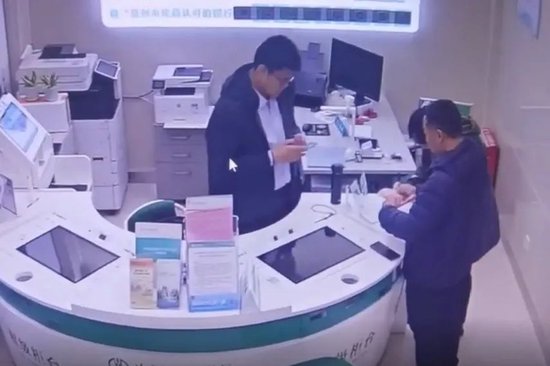讓農行員工不下班也要等的人，究竟是……