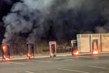 特斯拉在美頻遭縱火、打砸、槍擊！美司法部長：無異于恐怖主義