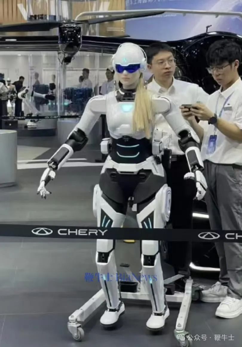 上海車展「車模」盤點：小鵬機器人吸睛，比亞迪派出悟空
