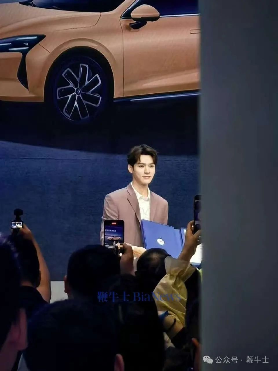 上海車展「車模」盤點：小鵬機器人吸睛，比亞迪派出悟空