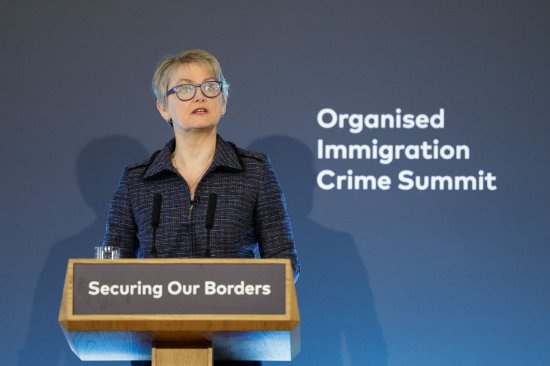 永居五年改十年 提高英語要求 英國首相斯塔默準備拿移民開刀