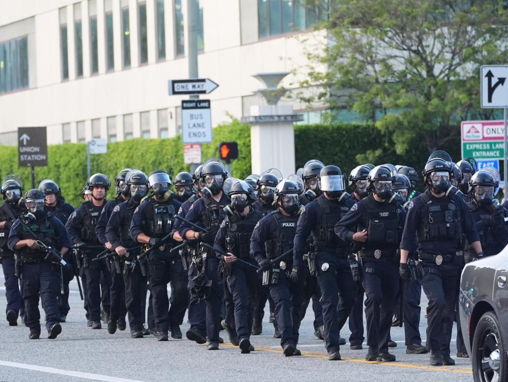 洛杉磯亂了！特朗普下令部署國(guó)民警衛(wèi)隊(duì) 防長(zhǎng)稱(chēng)或出動(dòng)軍隊(duì)