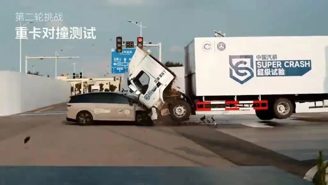 i8“碰撞門”炸鍋！理想主義墜落時刻？