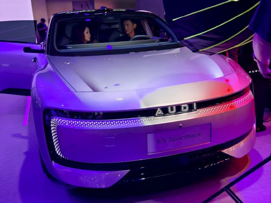 直擊車展|上汽奧迪AUDI亮相成都車展，此前被一汽奧迪嘲諷“四環相扣才是奧迪”